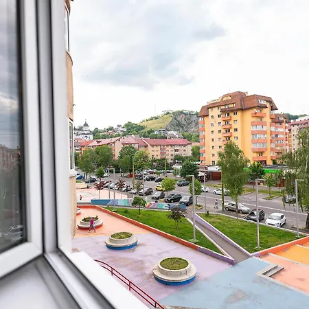 Metropolitan Wildscape View Apartment